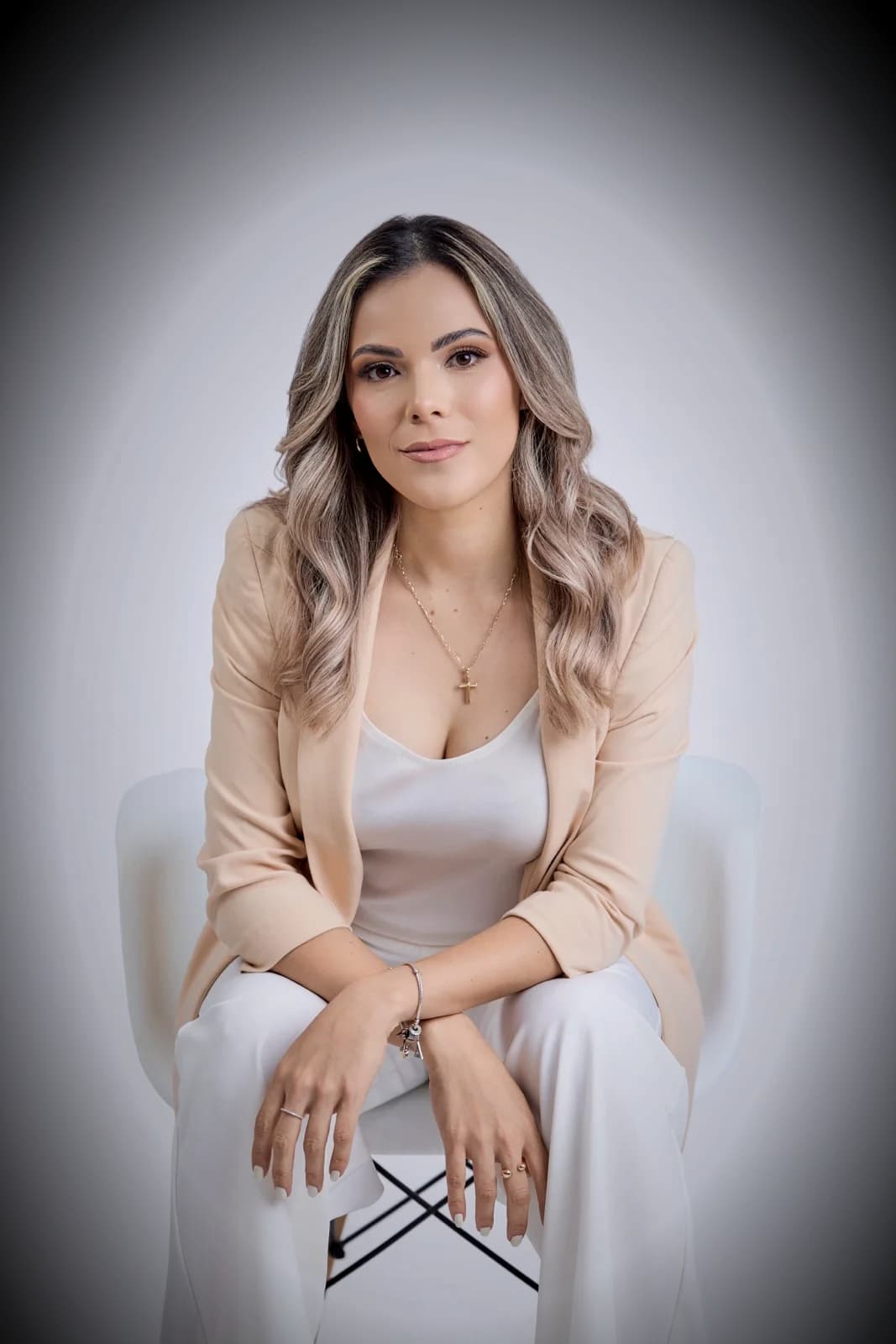 Yazmín Acosta, retrato de estudio